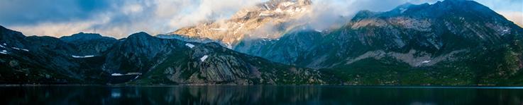 alt="Mountain with lake reflection"